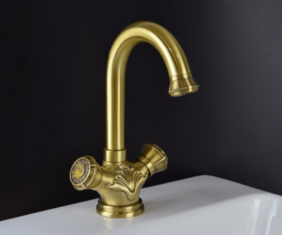 Смеситель на раковину ROYAL (21981)